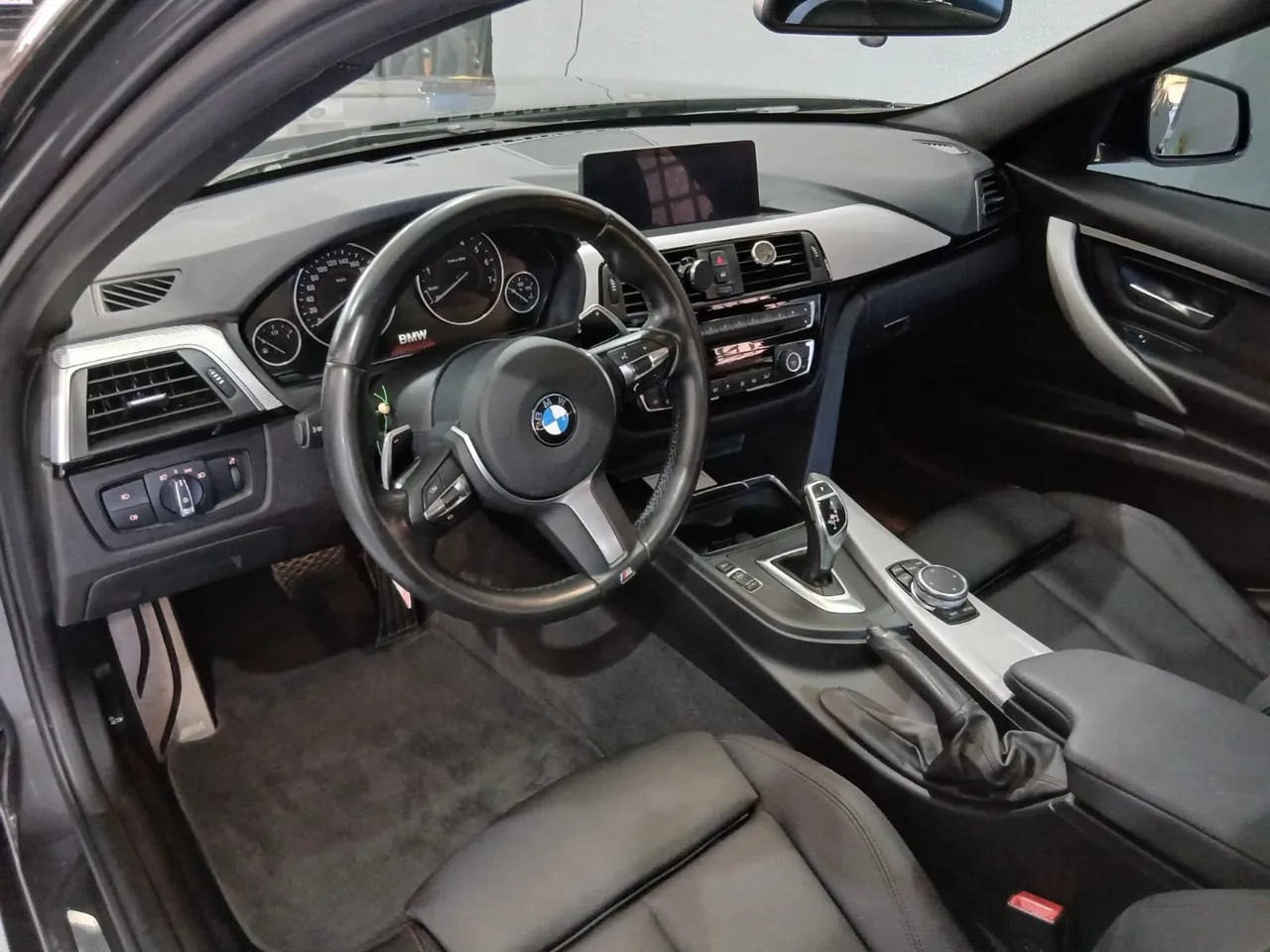 Painel e interior de um BMW fotografado na Munique Motorsport