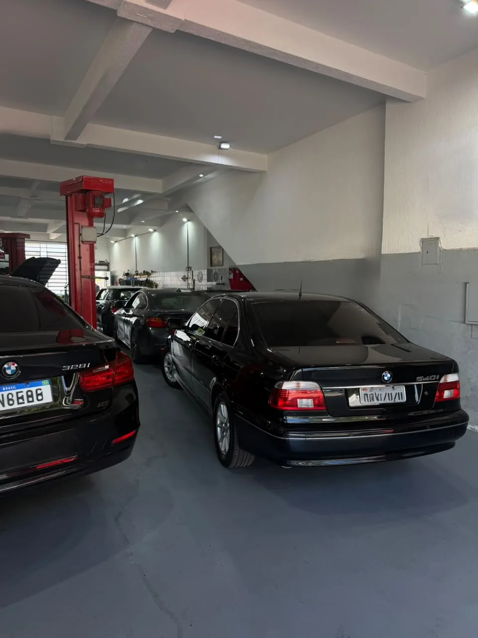 Veículos BMW no interior da Munique Motorsport, na Vila Mariana