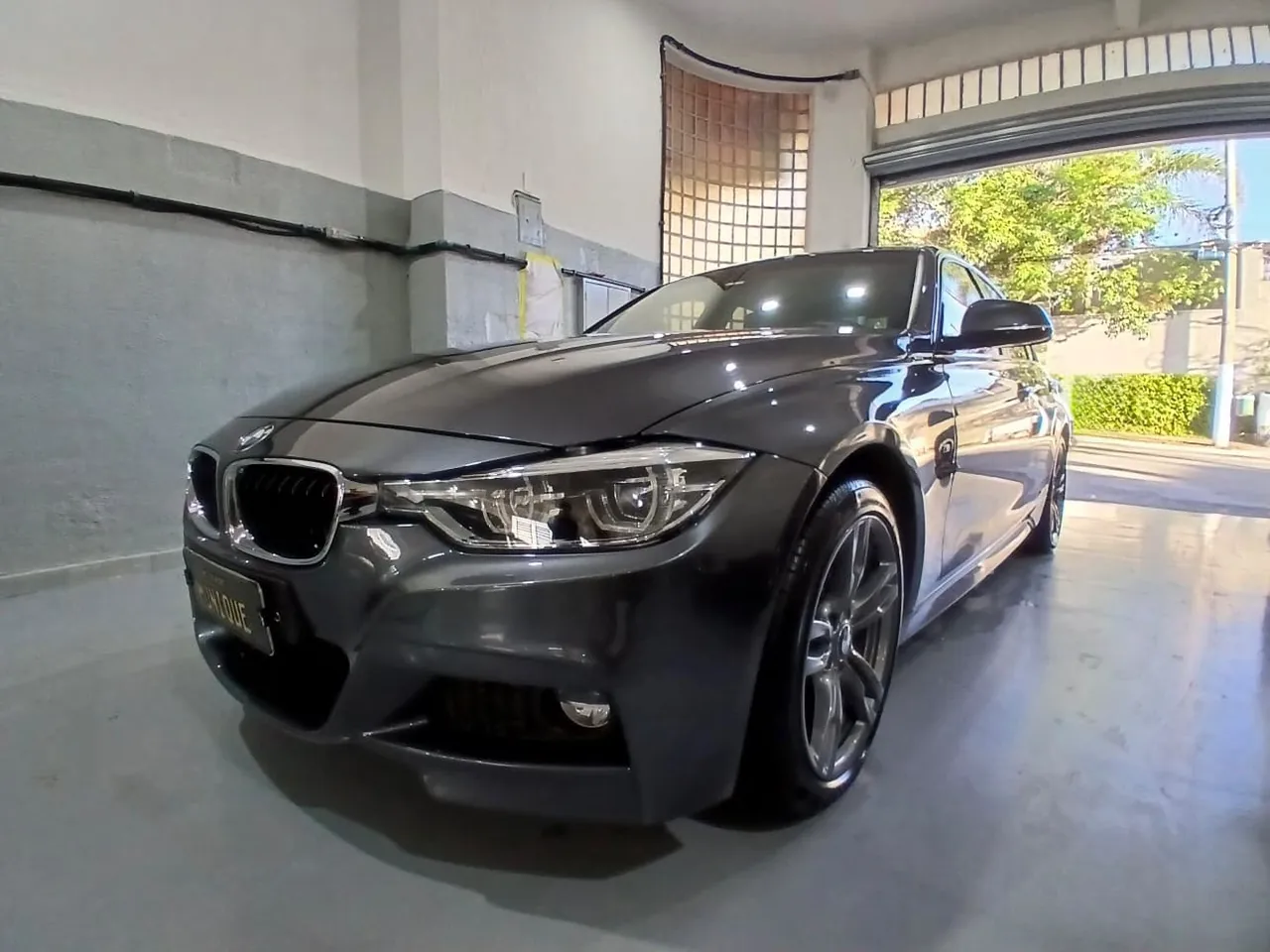 BMW cinza fotografado na área de atendimento da Munique Motorsport